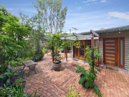 contemporary-pivot-door-and-sidelight-entries-25